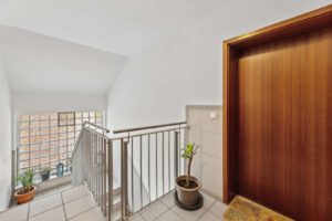 Treppenhaus und Wohnungseingang