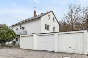 Außenansicht mit Garagen