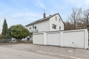 Außenansicht mit Garagen