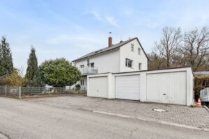 Außenansicht mit Garagen