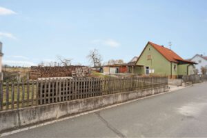2. Einfahrt und Haus