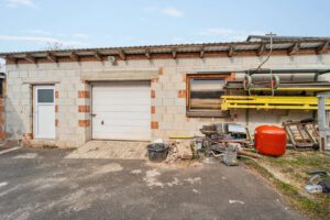 weitere Garage mit Werkstatt