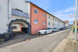 Außenansicht mit Tor