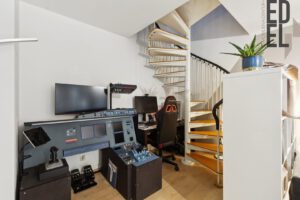 Wohnzimmer mit Wendeltreppe