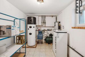 Technikraum mit Batteriespeicher