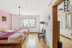Schlafzimmer mit Ankleidezimmer