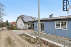 Außenansicht mit Carport, Nebengebäude