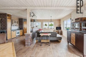 offener Koch-, Wohn-, Essbereich mit Gartenzugang