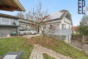 Außenansicht mit Carport