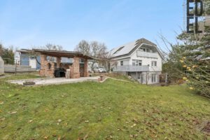 Außenansicht mit Freisitz und Outdoorküche