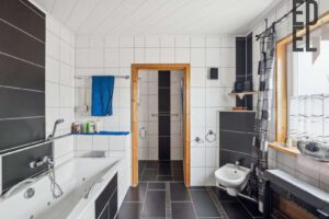 Badezimmer, Whirlpool Badewanne, WC