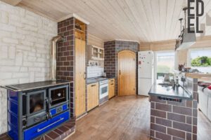 Küche mit Küchenofen, Speiß